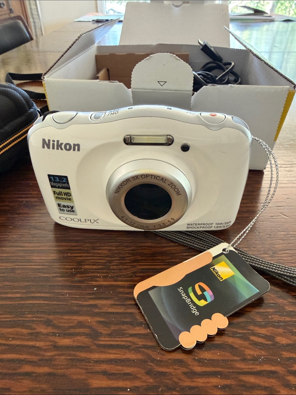 Nikon COOLPIX W100 White Compact Digital Camera with Black Case - Picture 2 of 2